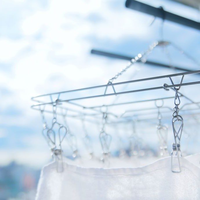 晴れた日に洗濯をした白いタオルを干す。