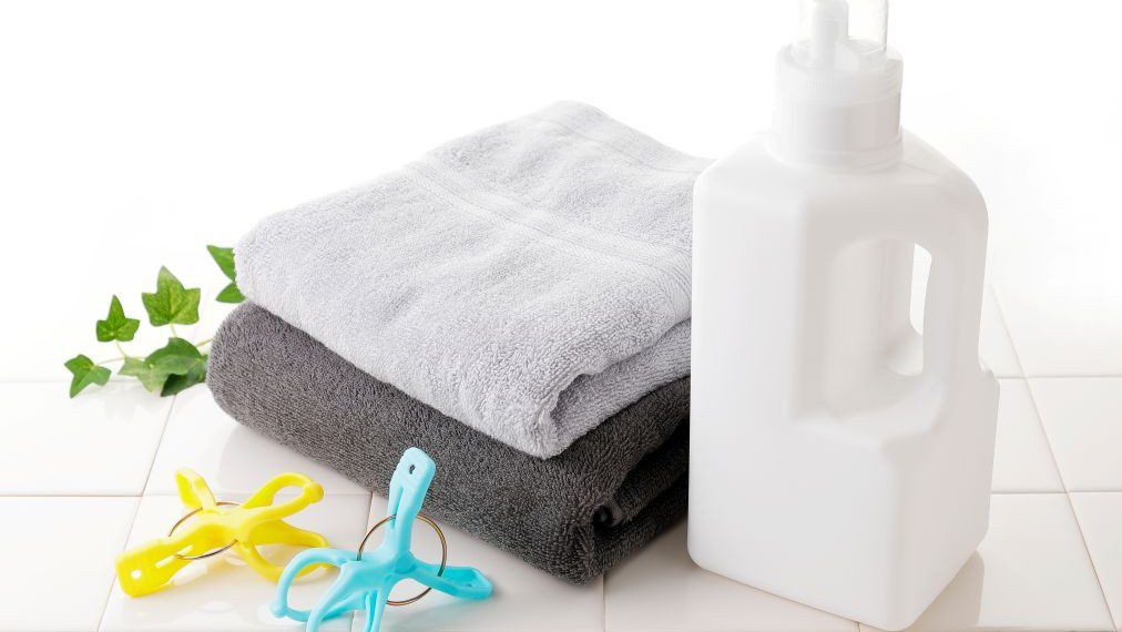 洗濯　Detergent bottle on white tile